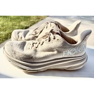 Hoka Women’s Clifton 9–Size 7.5